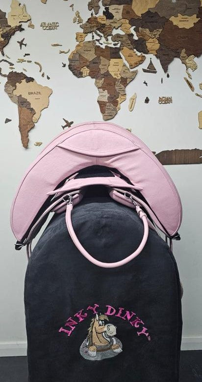 Sela Inky Dinky de COURO cor rosa - NOVO - Oficial